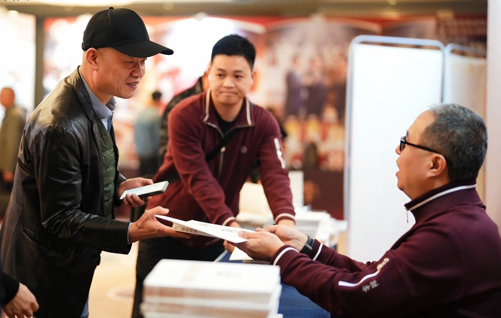 1765785826308072899.jpg 签售现场.jpg