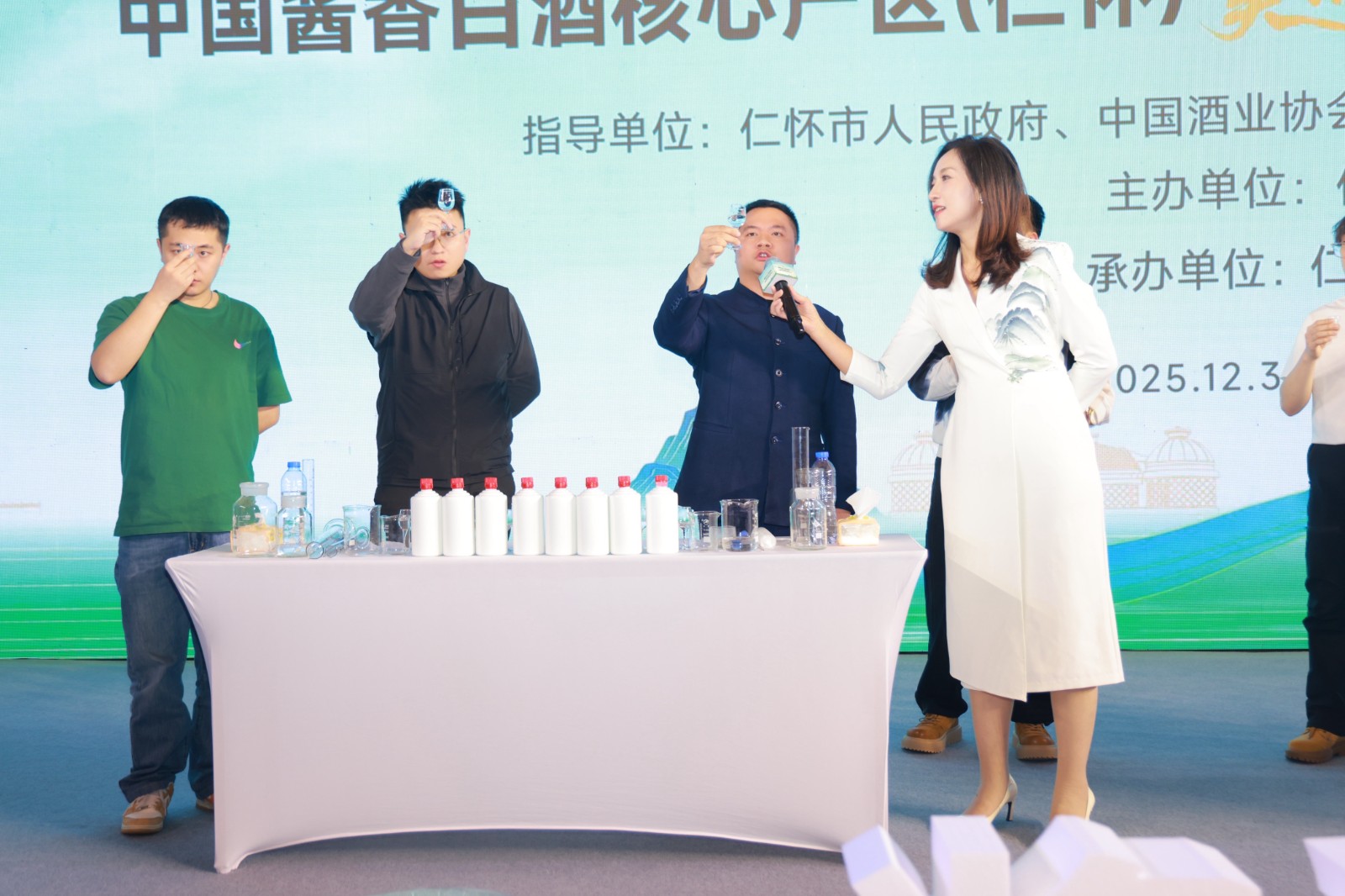 1767691254352042690.jpg 图 酣客君丰邓昌伟(右二)代表仁怀产区展示勾调技术.jpg